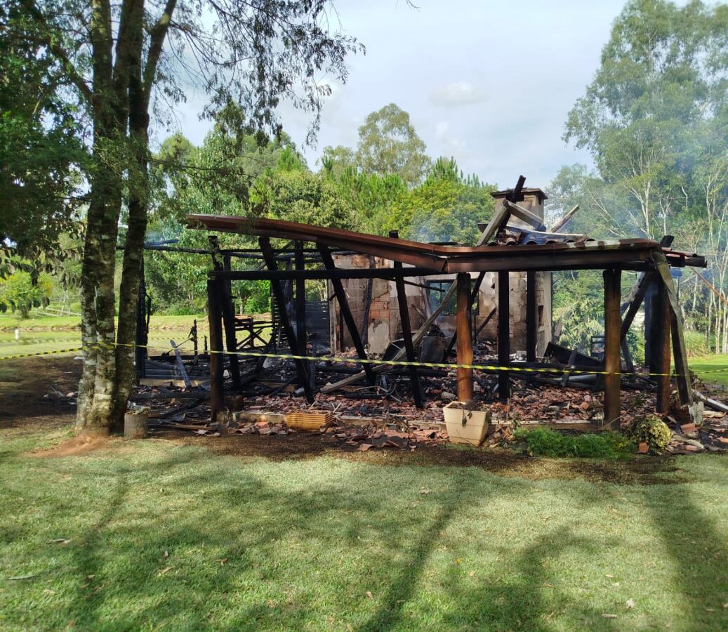 Casa é destruída por incêndio no interior de Maravilha
