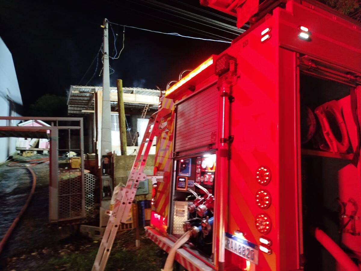 Casa pega fogo durante a madrugada e mobiliza bombeiros em Maravilha