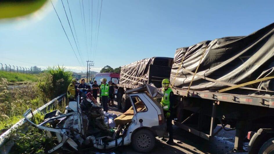 Acidente com carreta mata cinco pessoas em rodovia de SC