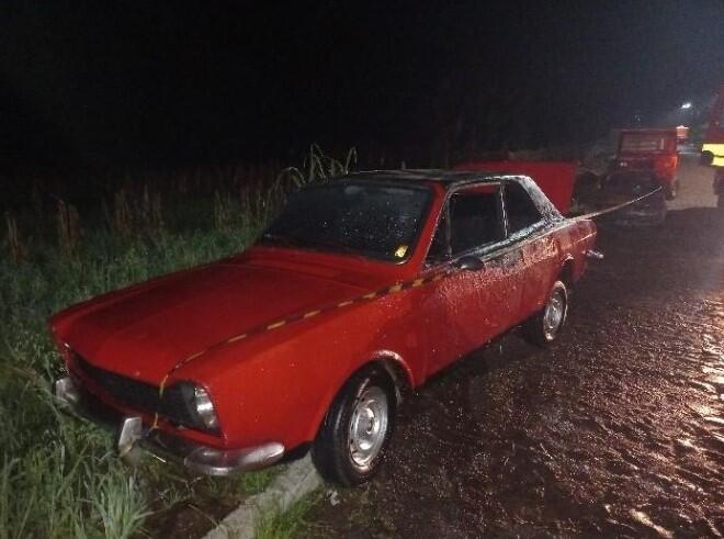 Incêndio destrói parcialmente veículo estacionado em Descanso