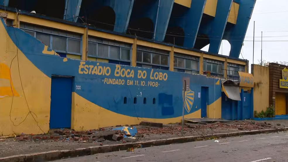 Temporal derruba fachada de estádio, provoca desabamento de prédio e deixa ferido no RS