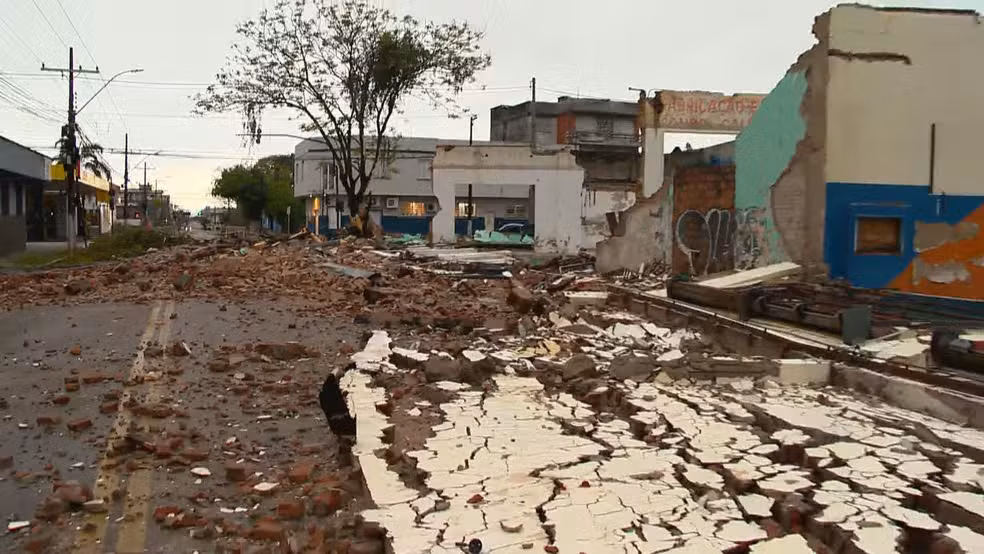 Prédio desaba durante vendaval no Rio Grande do Sul; ventos passam de 115 km/h