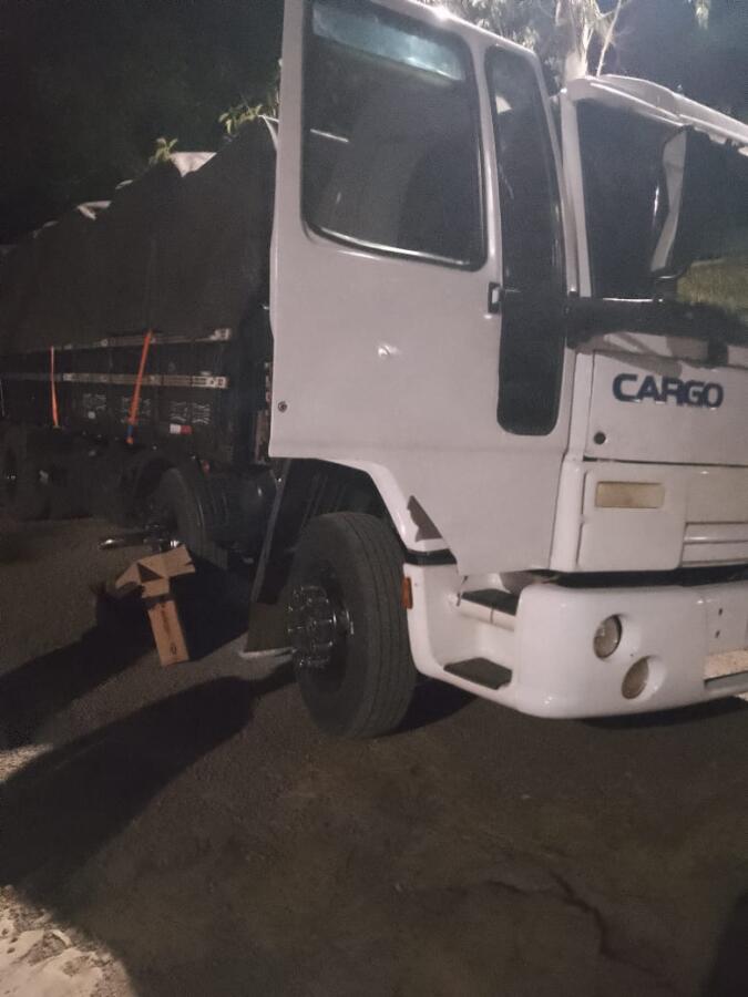 Bombeiros controlam princípio de incêndio em caminhão às margens da SC-305 em Anchieta