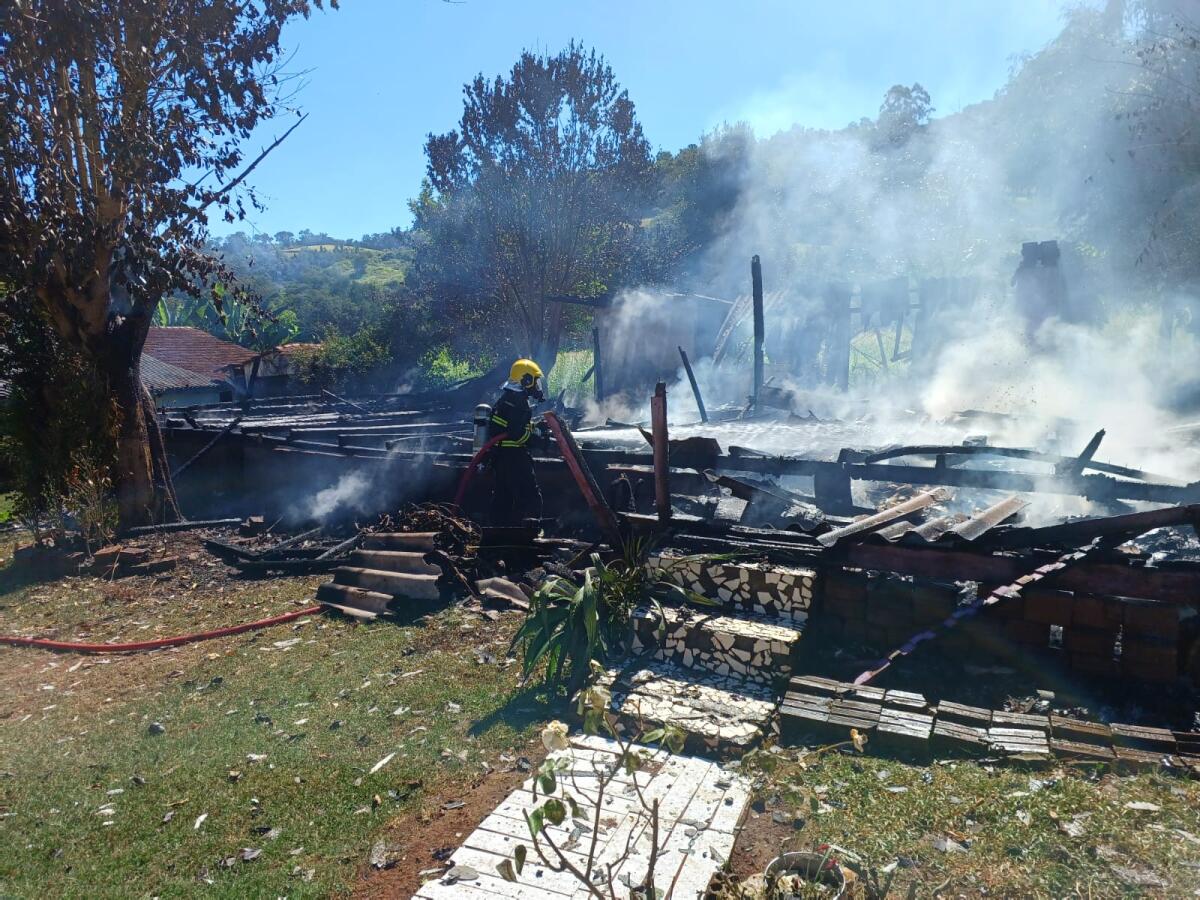 Casa é destruída por incêndio no interior de São João do Oeste