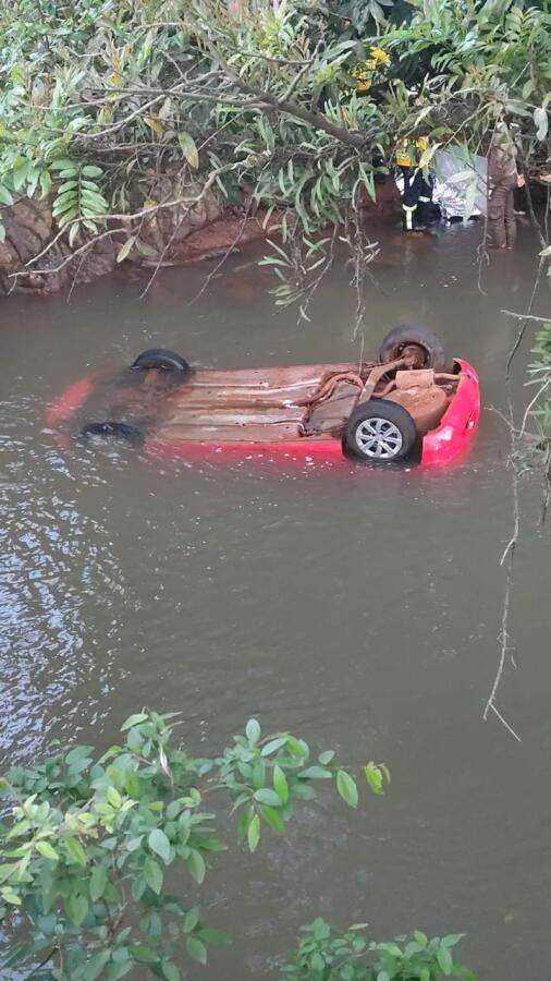 Uma pessoa morre e três ficam feridas após carro cair em rio em Princesa