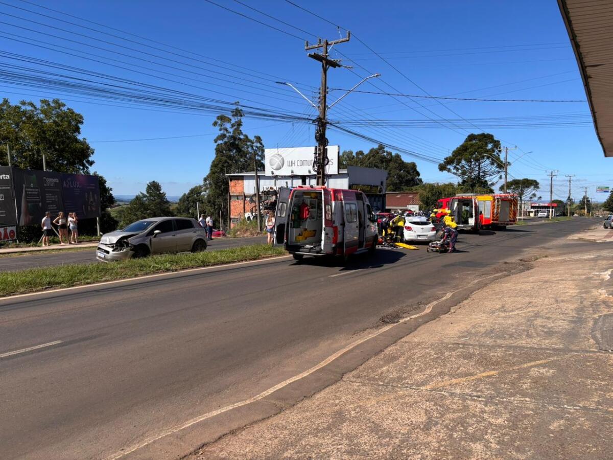 Colisão entre dois carros deixa três feridos na Willy Barth, em São Miguel do Oeste