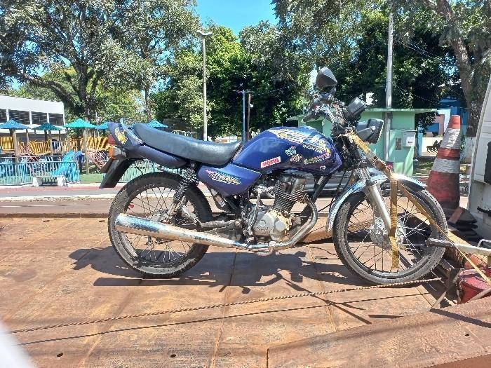 Motocicleta é apreendida após condutor sem CNH ser abordado no Centro de Riqueza