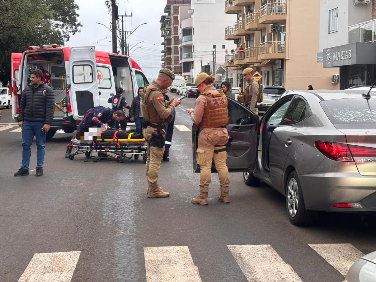 Pedestre é atropelada na faixa no centro de São Miguel do Oeste