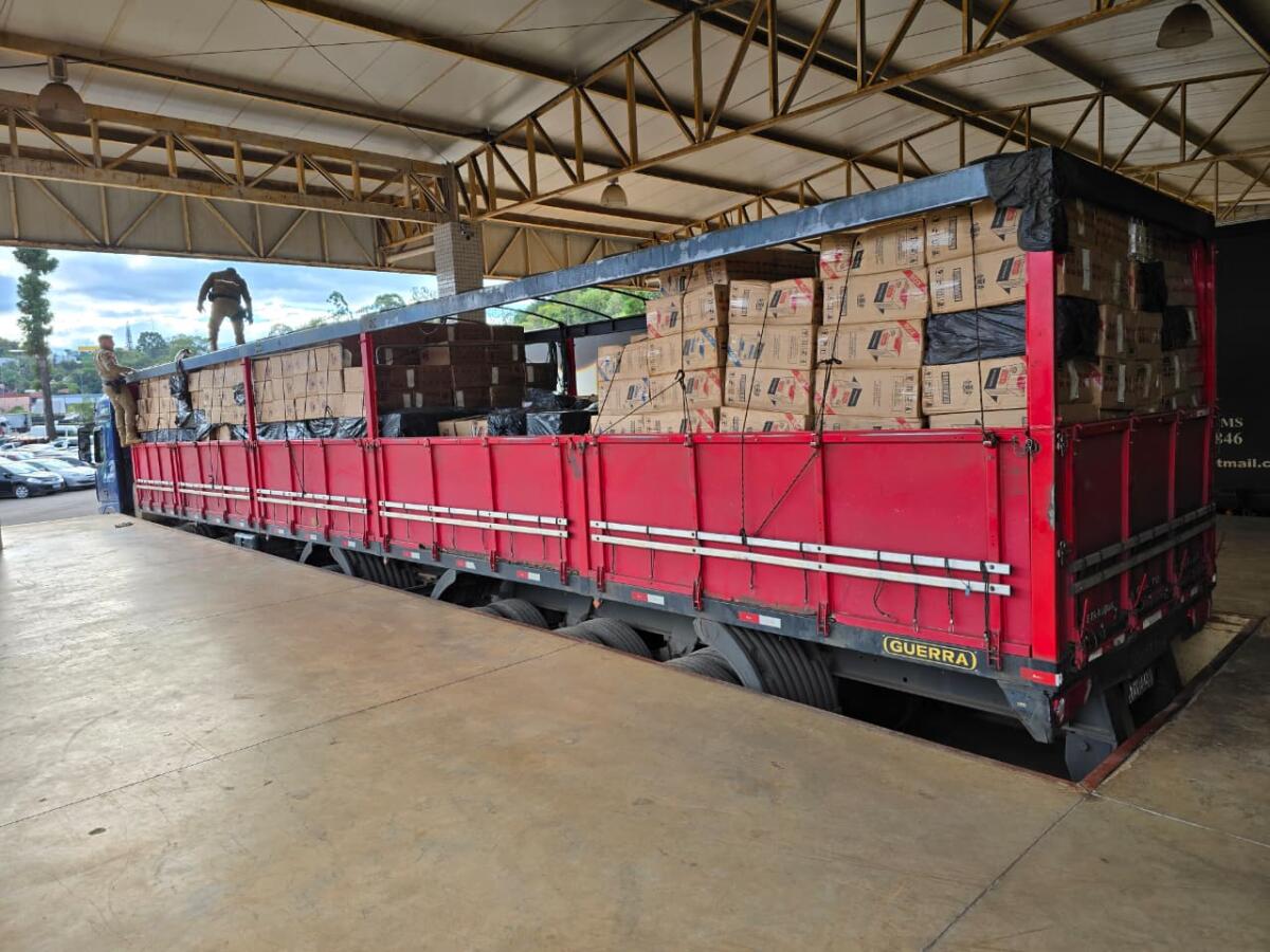 Caminhão com carga milionária de cigarros e vinhos ilegais é apreendido na BR-282