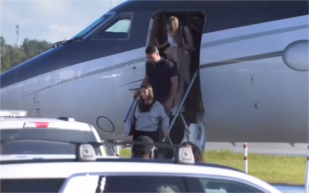 Flávio Bolsonaro chega com a família aos Estados Unidos