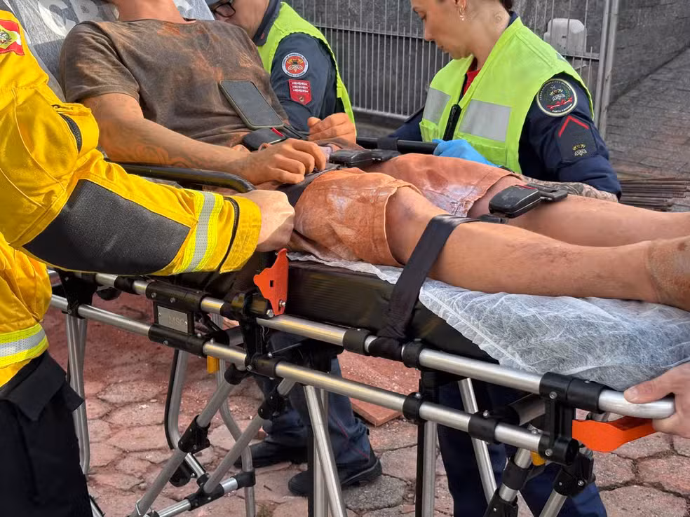 Jovem é soterrado em obra e salvo por colegas em Blumenau