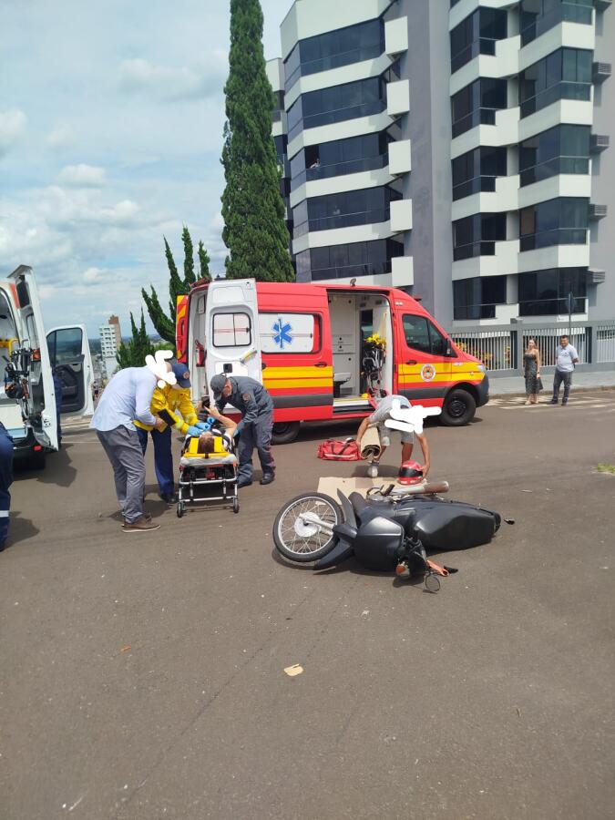 Colisão entre moto e carro deixa mulher ferida em São Lourenço do Oeste