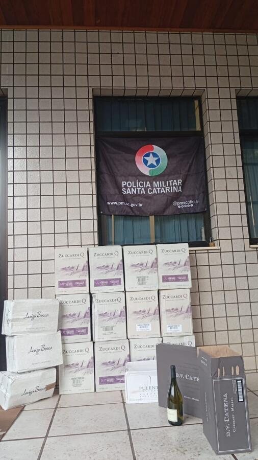 PM apreende 109 garrafas de vinho argentino em rodoviária de Dionísio Cerqueira