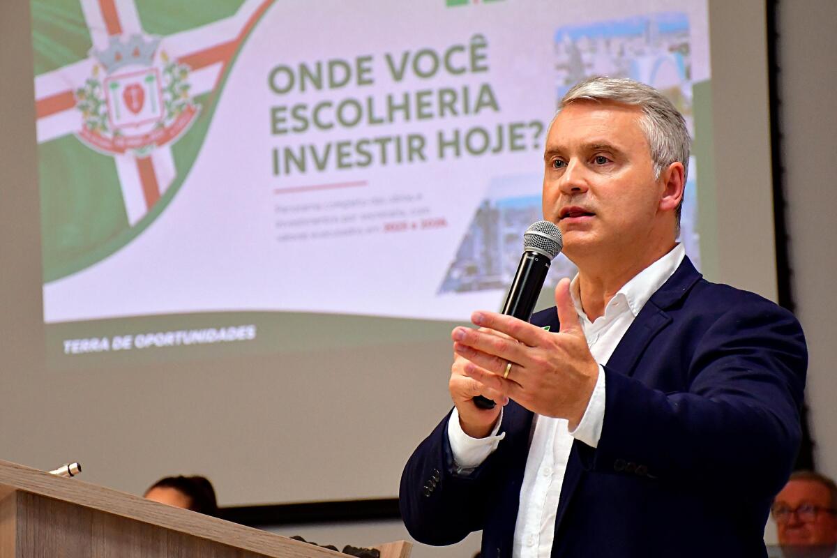 Prefeito apresenta balanço da gestão e entrega três projetos à Câmara de SMO