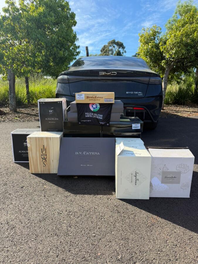 Polícia Militar apreende veículo com 110 garrafas de vinho em Palma Sola