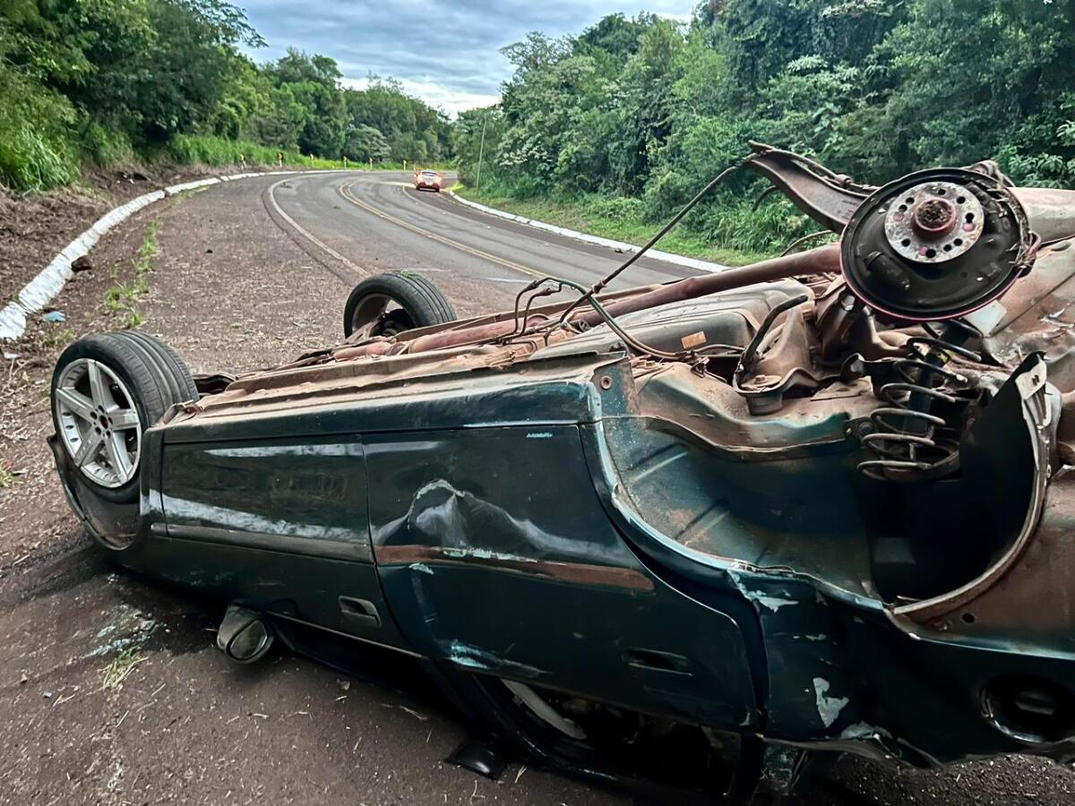 Motorista fica ferido em capotamento na BR-282, em Paraíso