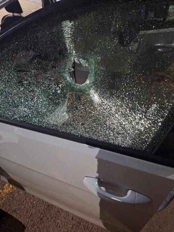 Tiros atingem carro em movimento e deixam jovem ferido em Dionísio Cerqueira