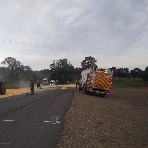 Caminhão carregado de milho tomba e espalha carga na BR 163