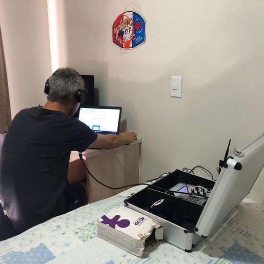 CORONAVÍRUS: Peperi instala estúdio na residência de jornalista para teletrabalho