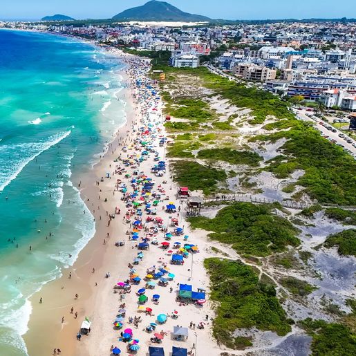 Turismo em SC dispara 66% e bate recorde histórico antes do verão