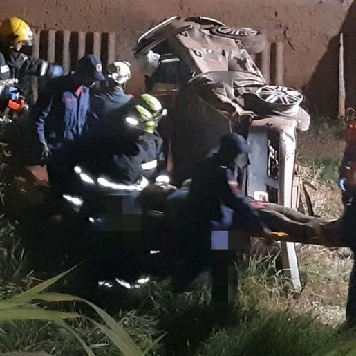 Duas pessoas ficam gravemente feridas em capotamento no Oeste
