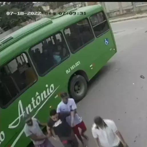 Motociclista vai parar embaixo da roda de ônibus e sai andando; veja