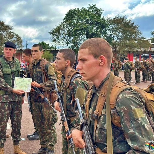 Solenidade marca entrega da boina preta a 200 jovens no 14º Regimento de Cavalaria Mecanizado