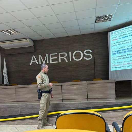 Policiais militares participam de revitalização no auditório da AMERIOS, em Maravilha