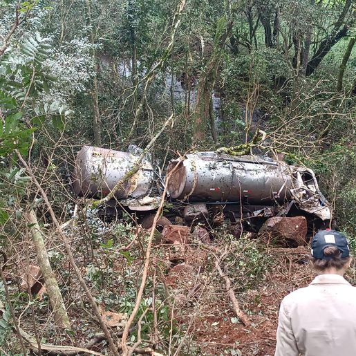 Caminhão sem freio desce ribanceira e quase cai em rio em Tunápolis