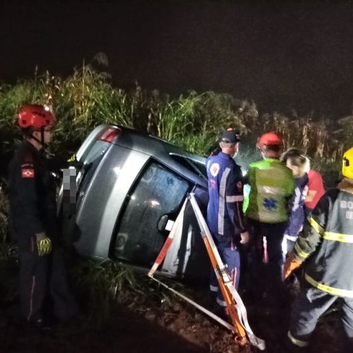Veículo sai da pista e capota no interior de Itapiranga
