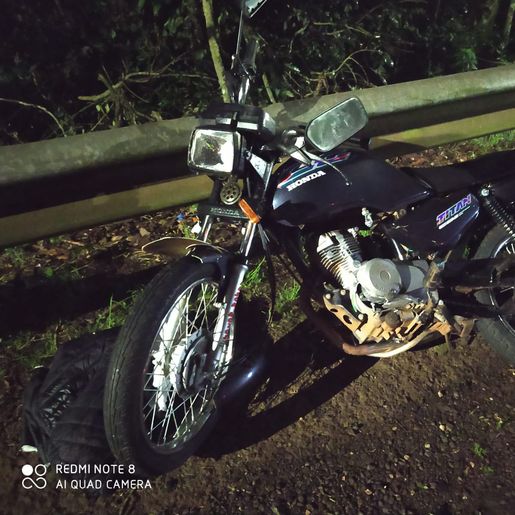 Jovem fica gravemente ferida em colisão entre moto e caminhão
