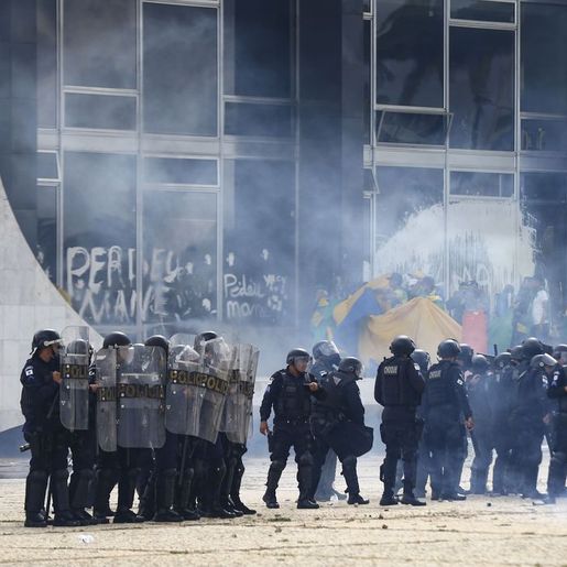 Bolsonaro diz que depredações e invasões fogem à regra da democracia