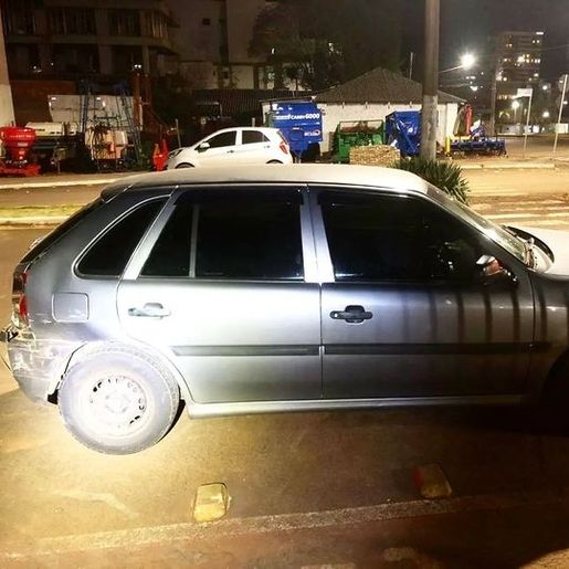 Condutor causa acidente e foge, porém placa do carro fica no local