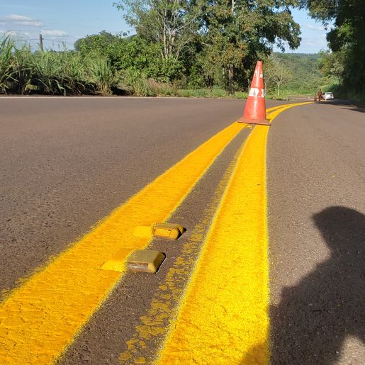 Empresa realiza pintura da SC-386, entre Iporã do Oeste e Mondaí