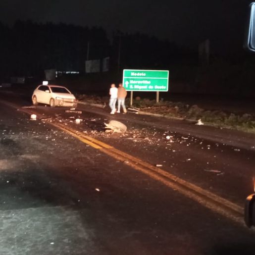 Colisão frontal entre dois carros deixa um ferido na BR-282, em Pinhalzinho