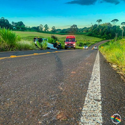 Ocupantes abandonam veículo após capotamento na SC-492 em Bandeirante