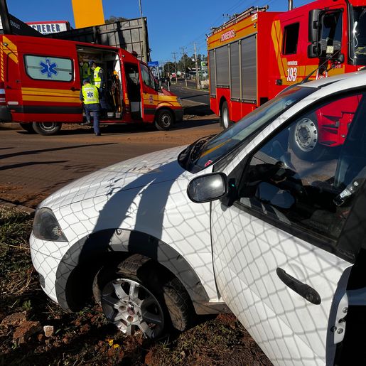 Colisão entre carro e carreta deixa mulher ferida na Avenida Willy Barth