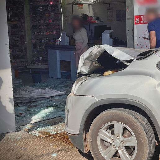 VÍDEO: Veículo invade calçada e se choca contra estabelecimento em São Miguel do Oeste