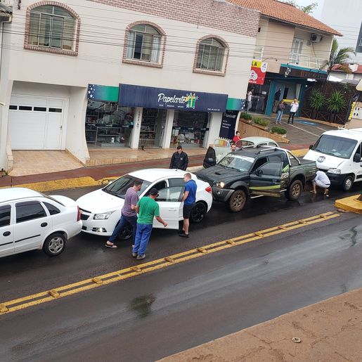 Quatro veículos se envolvem em engavetamento no centro de Iporã do Oeste