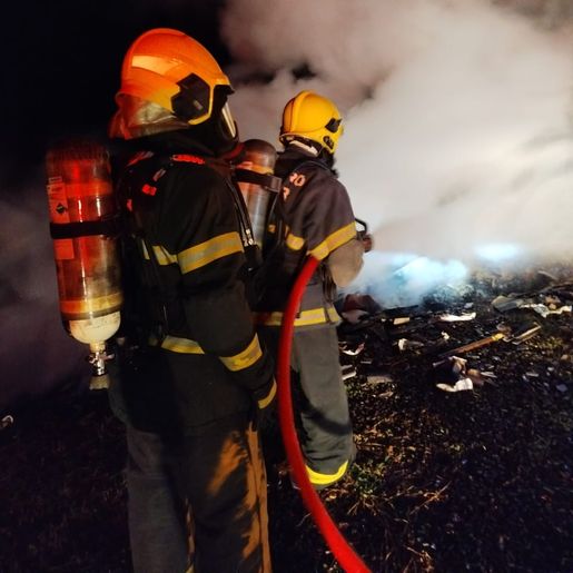 Incêndio destrói residência no interior de Riqueza