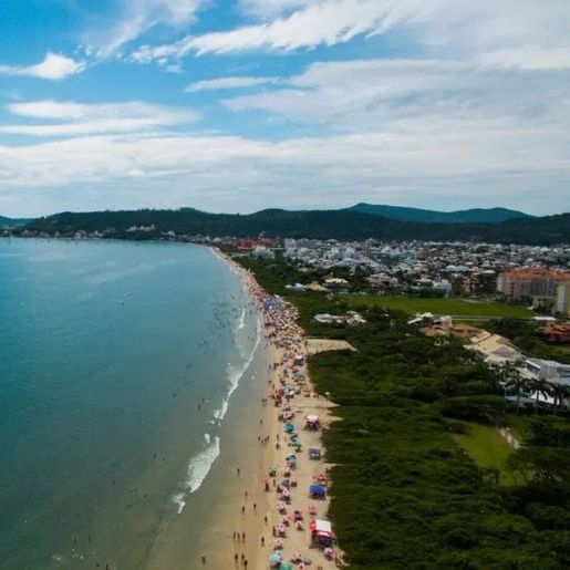 SC tem 76% das praias do litoral próprias para banho, segundo relatório