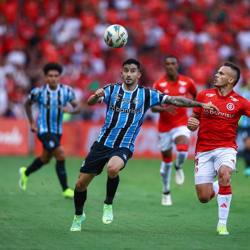 Em jogo polêmico, Inter vira no final e vence Grenal no Beira-Rio