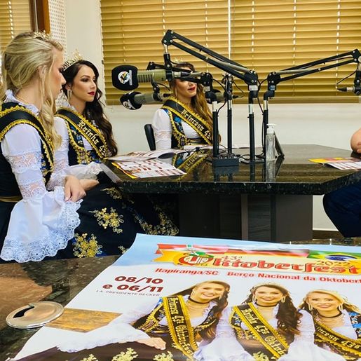 Soberanas da 43ª Oktoberfest visitam a Rádio Itapiranga
