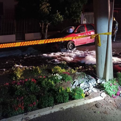 Motorista alcoolizado colide veículo em poste e deixa parte da cidade sem energia