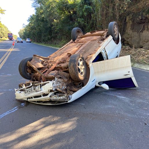 Mulher fica ferida após capotamento na BR-282, em São Miguel do Oeste