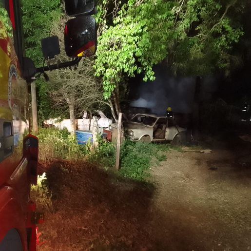 Incêndio destrói casa e três veículos no interior de Descanso