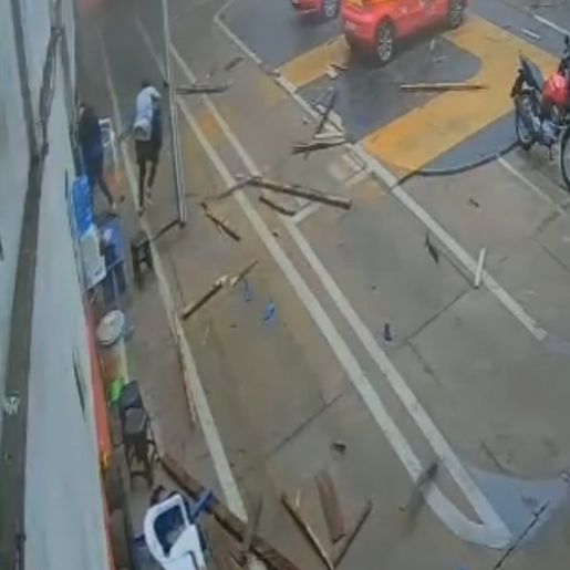 Vídeo mostra momento em que temporal arranca telhado de pavilhão em SMOeste