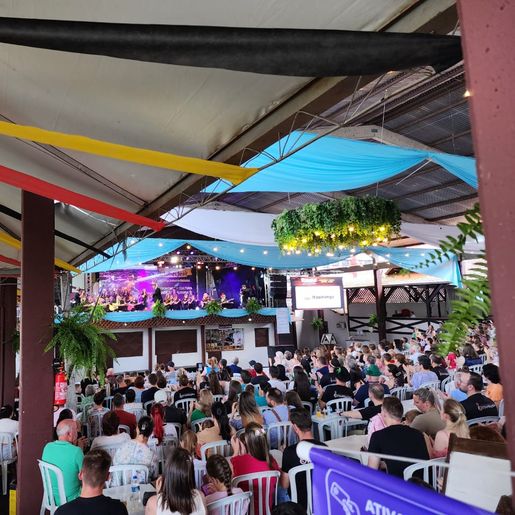 Almoço típico, shows e apresentações culturais marcam o domingo da 45ª Oktoberfest