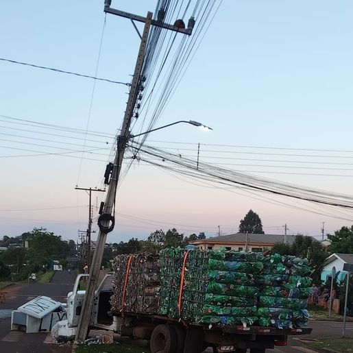 Caminhão com carga da Argentina é apreendido após fuga e acidente em Dionísio Cerqueira