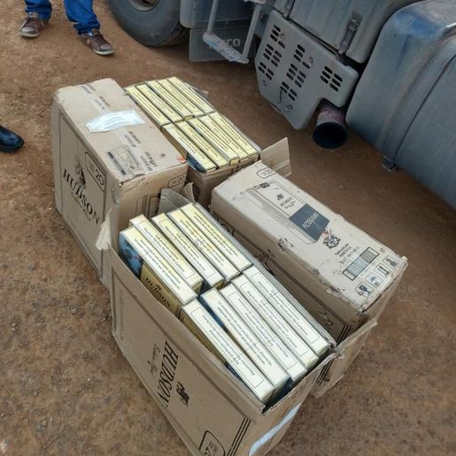 Polícia apreende 200 pacotes de cigarro em carreta na SC-161